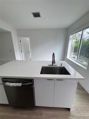 2855 Royal Palm Ave 2, Miami Beach, FL 33140