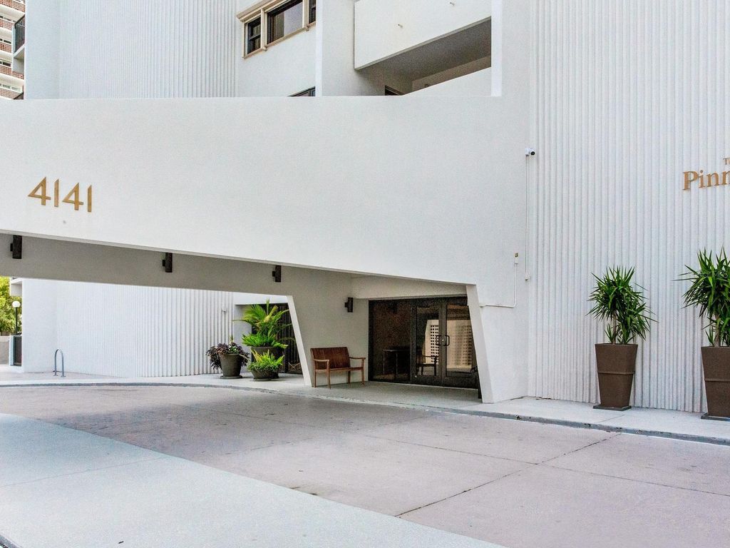 Image 2 of property listing at 4141 BAYSHORE BOULEVARD 505, Tampa, FL 33611