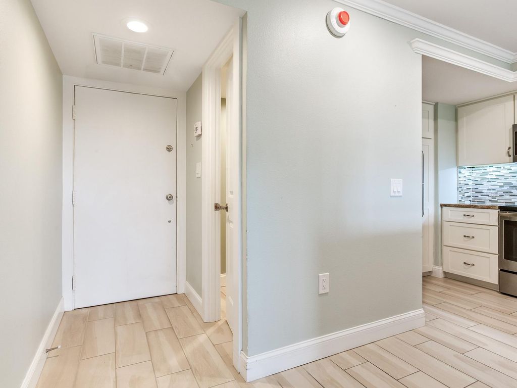 Image 6 of property listing at 4141 BAYSHORE BOULEVARD 505, Tampa, FL 33611