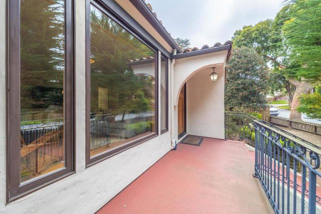 990 Sinex Avenue, Pacific Grove, CA 93950