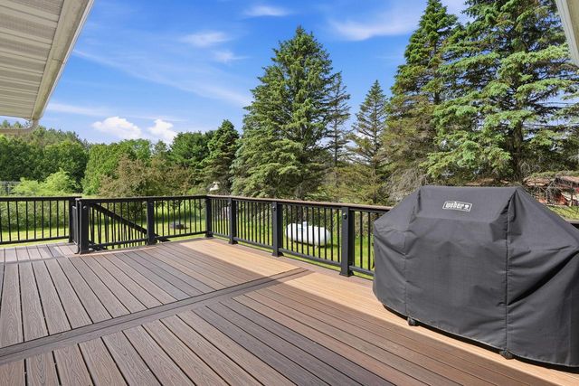 S6090 Deer Park PLACE, Eau Claire, WI 54701
