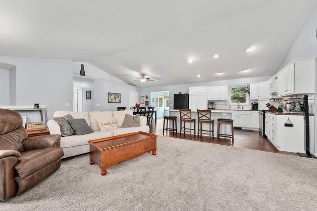 S6090 Deer Park PLACE, Eau Claire, WI 54701