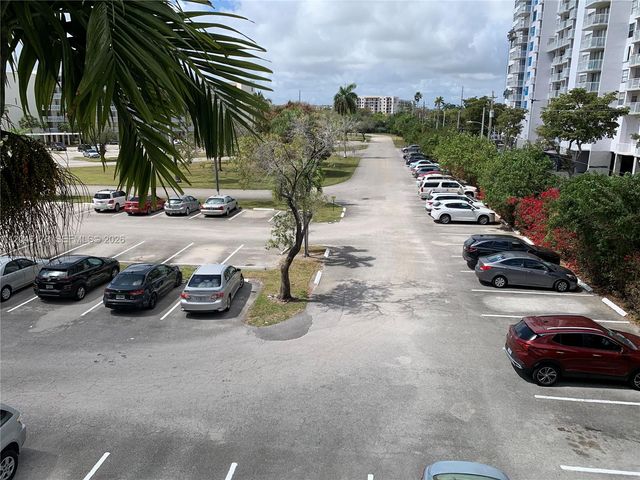 2861 Leonard Dr F301, Aventura, FL 33160