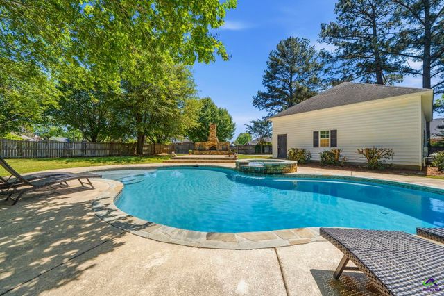 10 Willow Lake Drive, Warner Robins, GA 31093