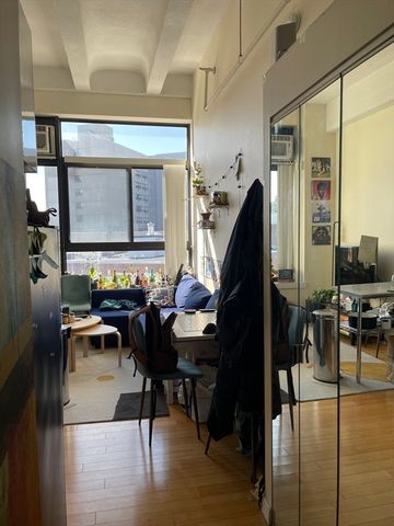 12 Stoneholm 516, Boston, MA 02115