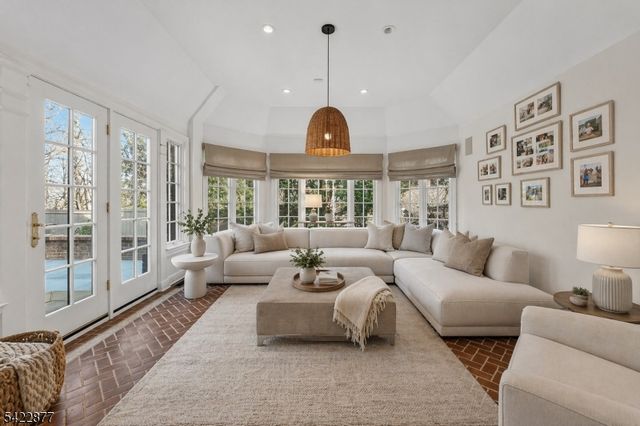 54 Hamilton Dr, North Caldwell Boro, NJ 07006