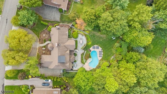 54 Hamilton Dr, North Caldwell Boro, NJ 07006