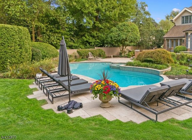 54 Hamilton Dr, North Caldwell Boro, NJ 07006