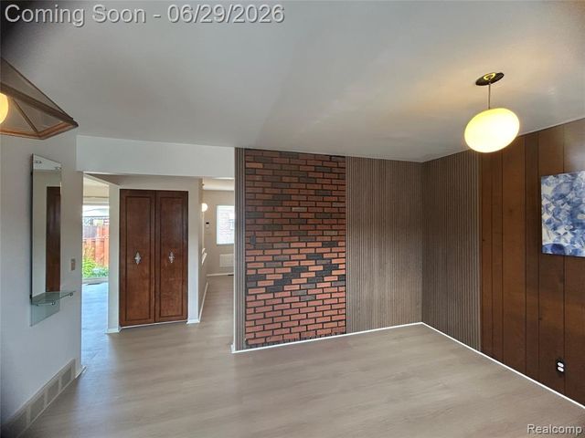 30124 Garry Avenue, Madison Heights, MI 48071