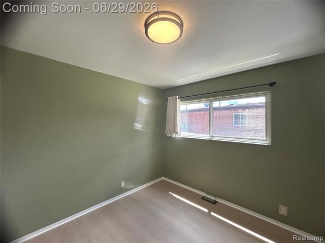 30124 Garry Avenue, Madison Heights, MI 48071