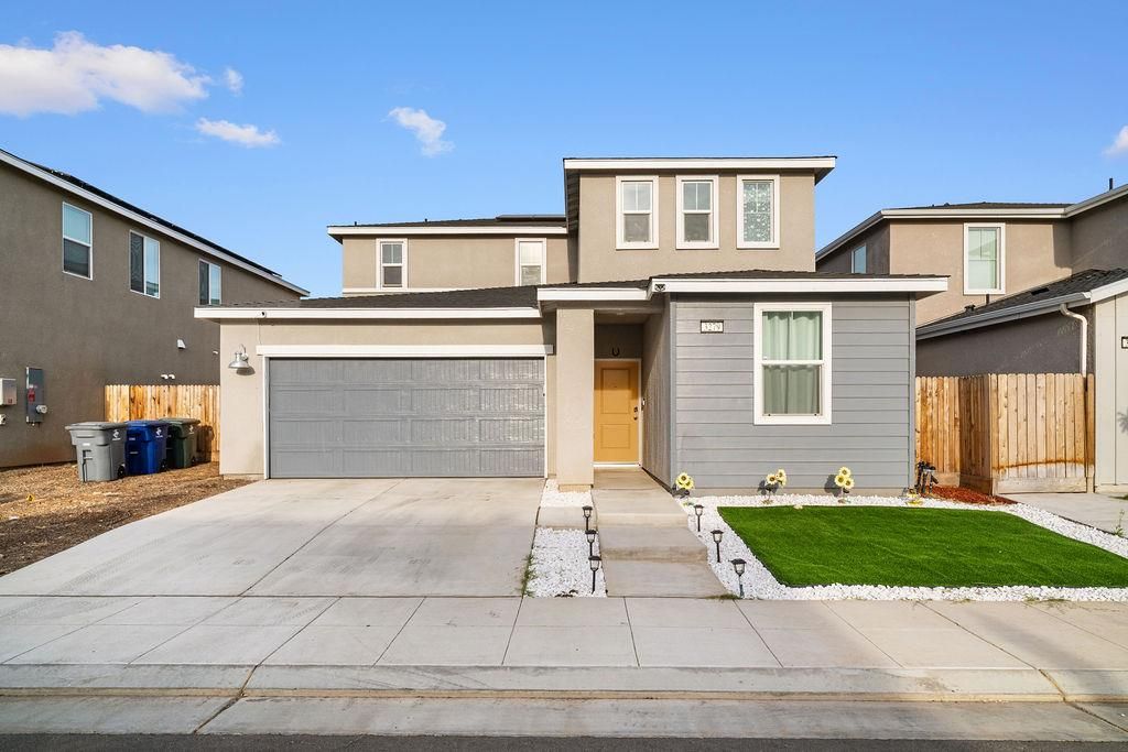 Image 1 of property listing at 3279 Montana Avenue, Clovis, CA 93619