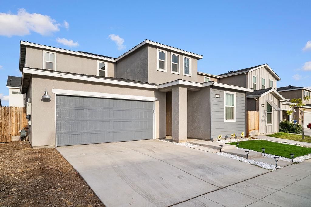 Image 2 of property listing at 3279 Montana Avenue, Clovis, CA 93619