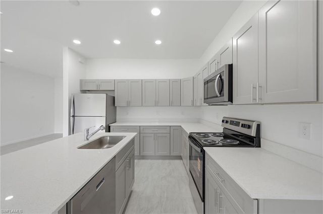 1018 Kent ST E, Lehigh Acres, FL 33971