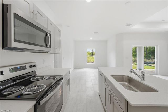 1018 Kent ST E, Lehigh Acres, FL 33971