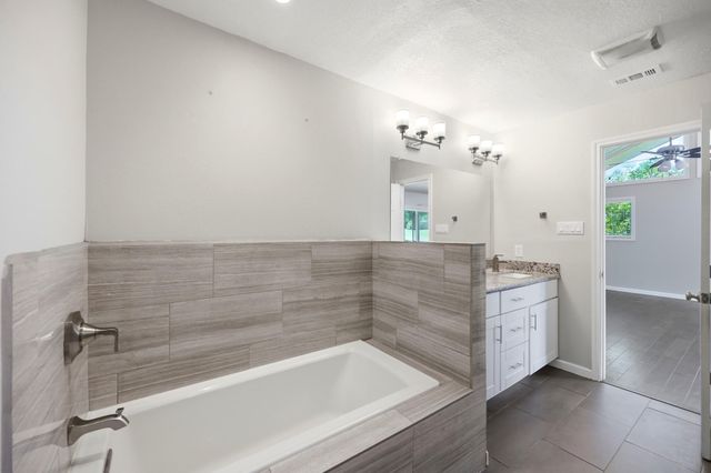18 Country LN, Wimberley, TX 78676