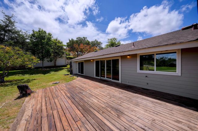 18 Country LN, Wimberley, TX 78676