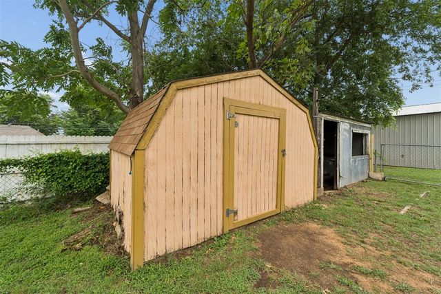 124 S 4th Street, Mcloud, OK 74851