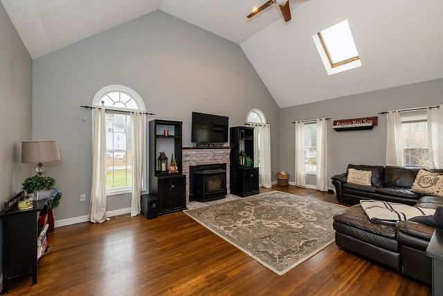 142 River Rd, Pepperell, MA 01463