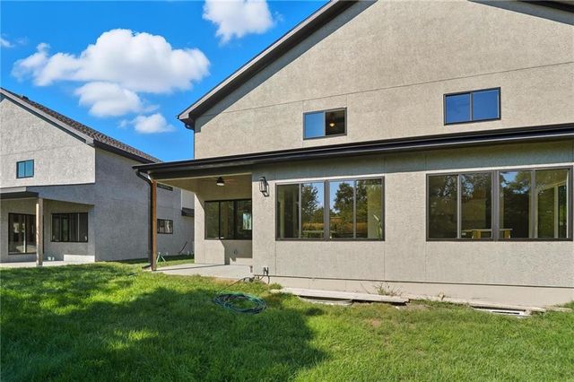 213 NW Orchard Court, Lee's Summit, MO 64063