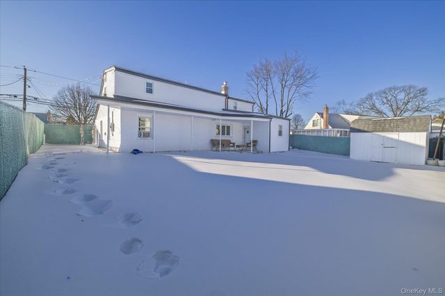 2125 North Drive, Seaford, NY 11783