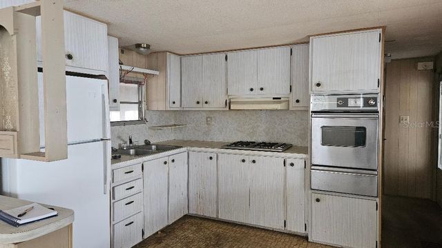 8300 SEMINOLE BOULEVARD 444, Seminole, FL 33772