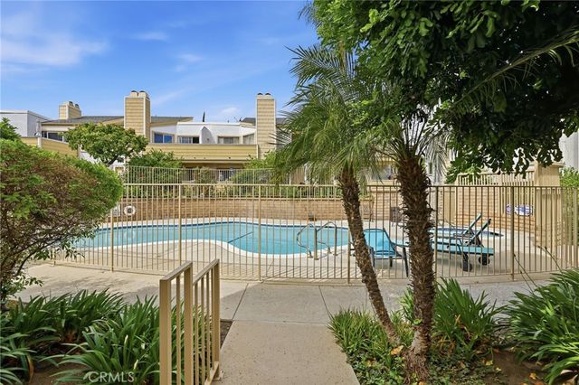 18408 Hatteras Street 14, Tarzana, CA 91356