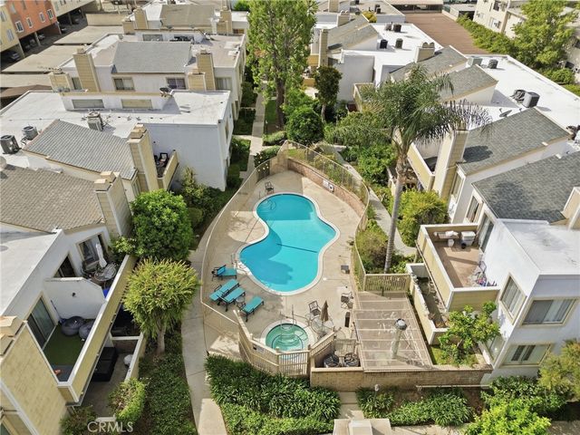 18408 Hatteras Street 14, Tarzana, CA 91356