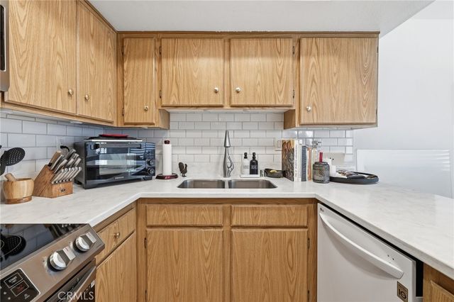 18408 Hatteras Street 14, Tarzana, CA 91356