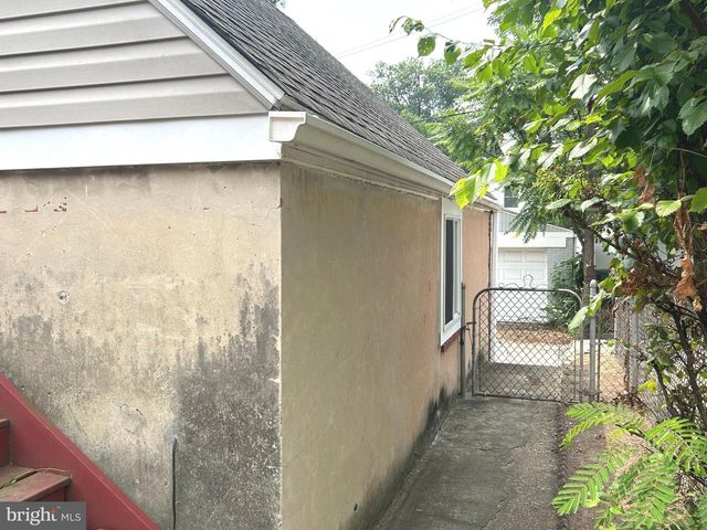 1715 GIRARD ST NE, Washington, DC 20018