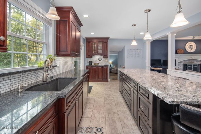 7 Garrison Lane, Clifton Park, NY 12019