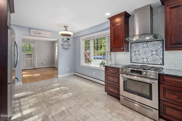 7 Garrison Lane, Clifton Park, NY 12019