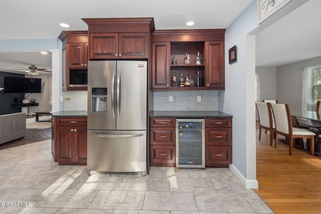 7 Garrison Lane, Clifton Park, NY 12019