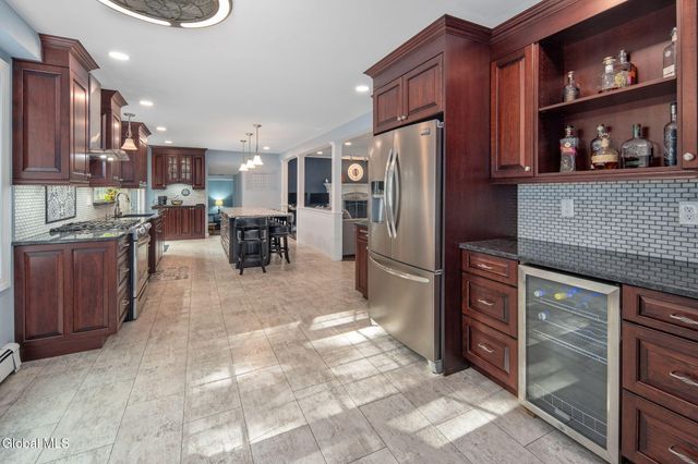 7 Garrison Lane, Clifton Park, NY 12019