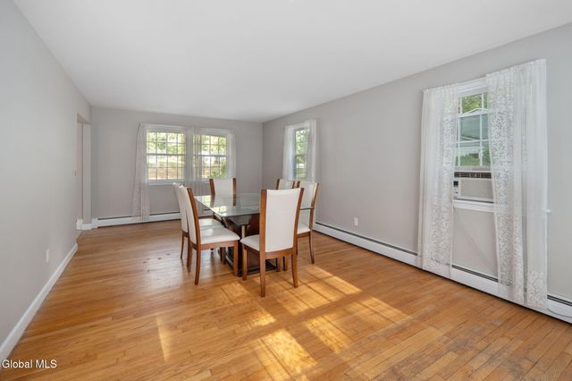 7 Garrison Lane, Clifton Park, NY 12019