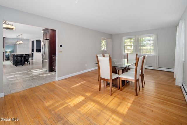 7 Garrison Lane, Clifton Park, NY 12019