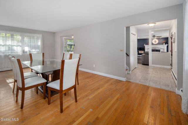 7 Garrison Lane, Clifton Park, NY 12019