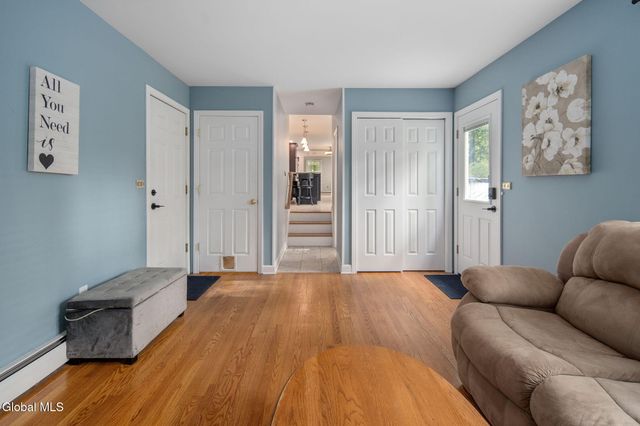 7 Garrison Lane, Clifton Park, NY 12019