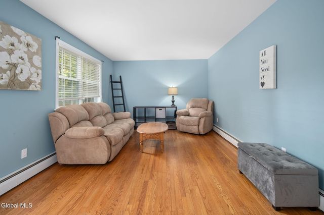 7 Garrison Lane, Clifton Park, NY 12019