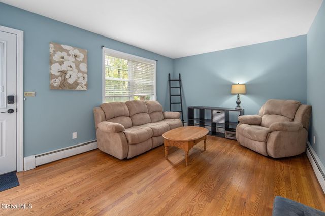 7 Garrison Lane, Clifton Park, NY 12019