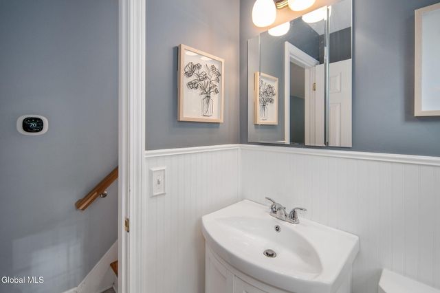 7 Garrison Lane, Clifton Park, NY 12019