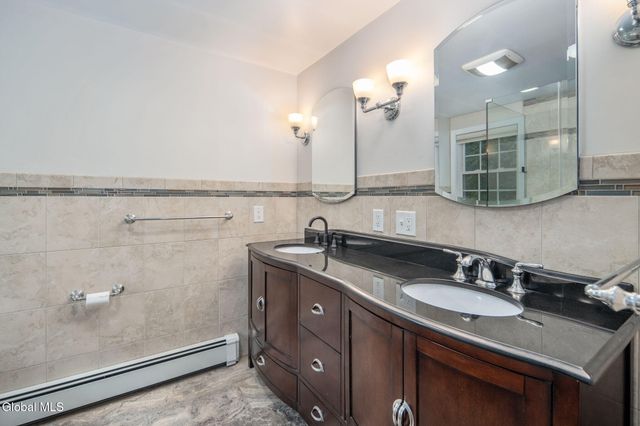 7 Garrison Lane, Clifton Park, NY 12019