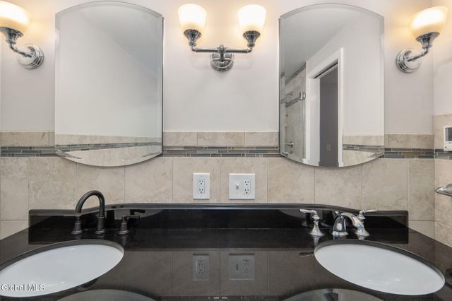 7 Garrison Lane, Clifton Park, NY 12019