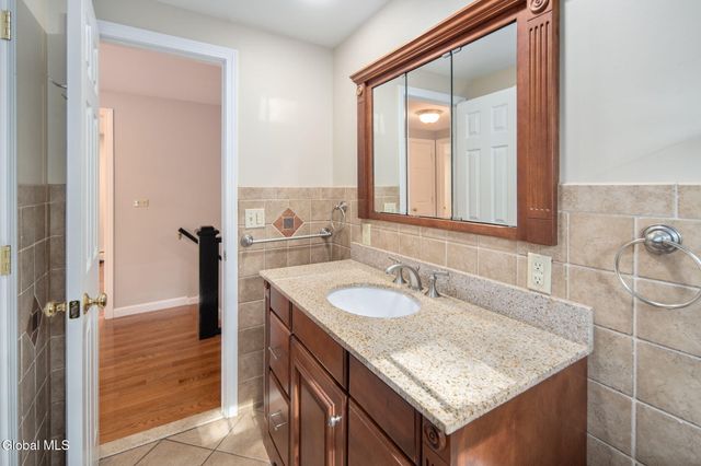 7 Garrison Lane, Clifton Park, NY 12019