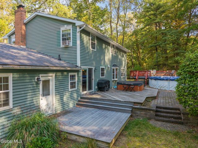 7 Garrison Lane, Clifton Park, NY 12019