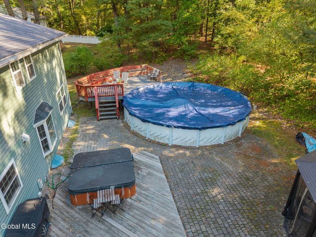 7 Garrison Lane, Clifton Park, NY 12019