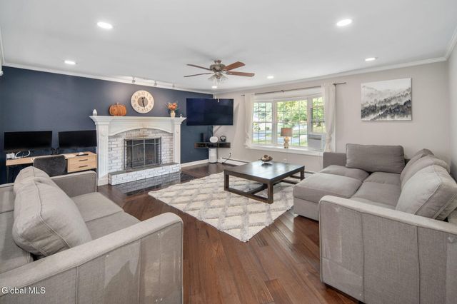 7 Garrison Lane, Clifton Park, NY 12019