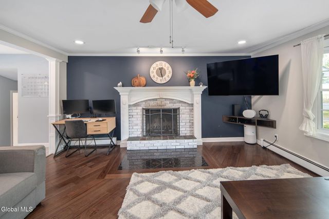 7 Garrison Lane, Clifton Park, NY 12019