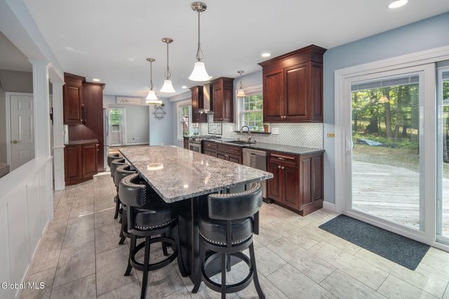 7 Garrison Lane, Clifton Park, NY 12019