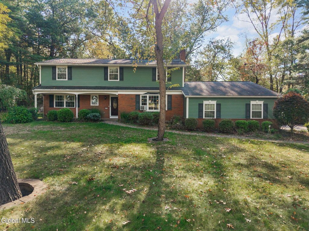 7 Garrison Lane, Clifton Park, NY 12019