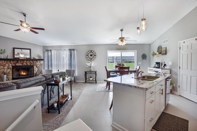 524 Parkview DRIVE, Johnson Creek, WI 53038